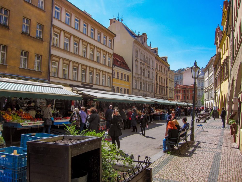 プラハ観光 チェコの首都は色鮮やかな世界遺産の街 たびじ