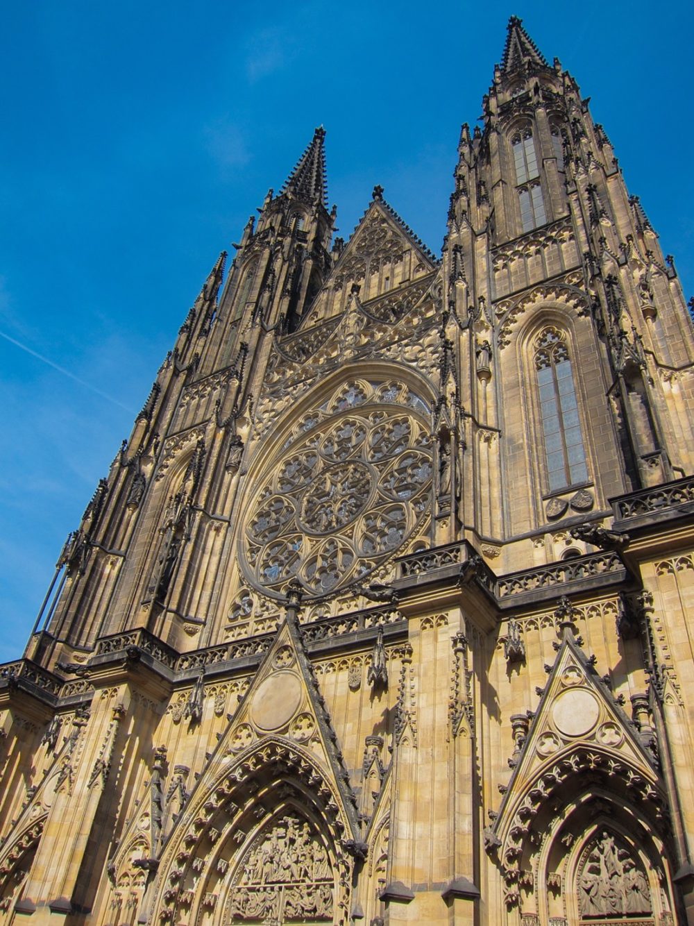 プラハ観光 チェコの首都は色鮮やかな世界遺産の街 たびじ